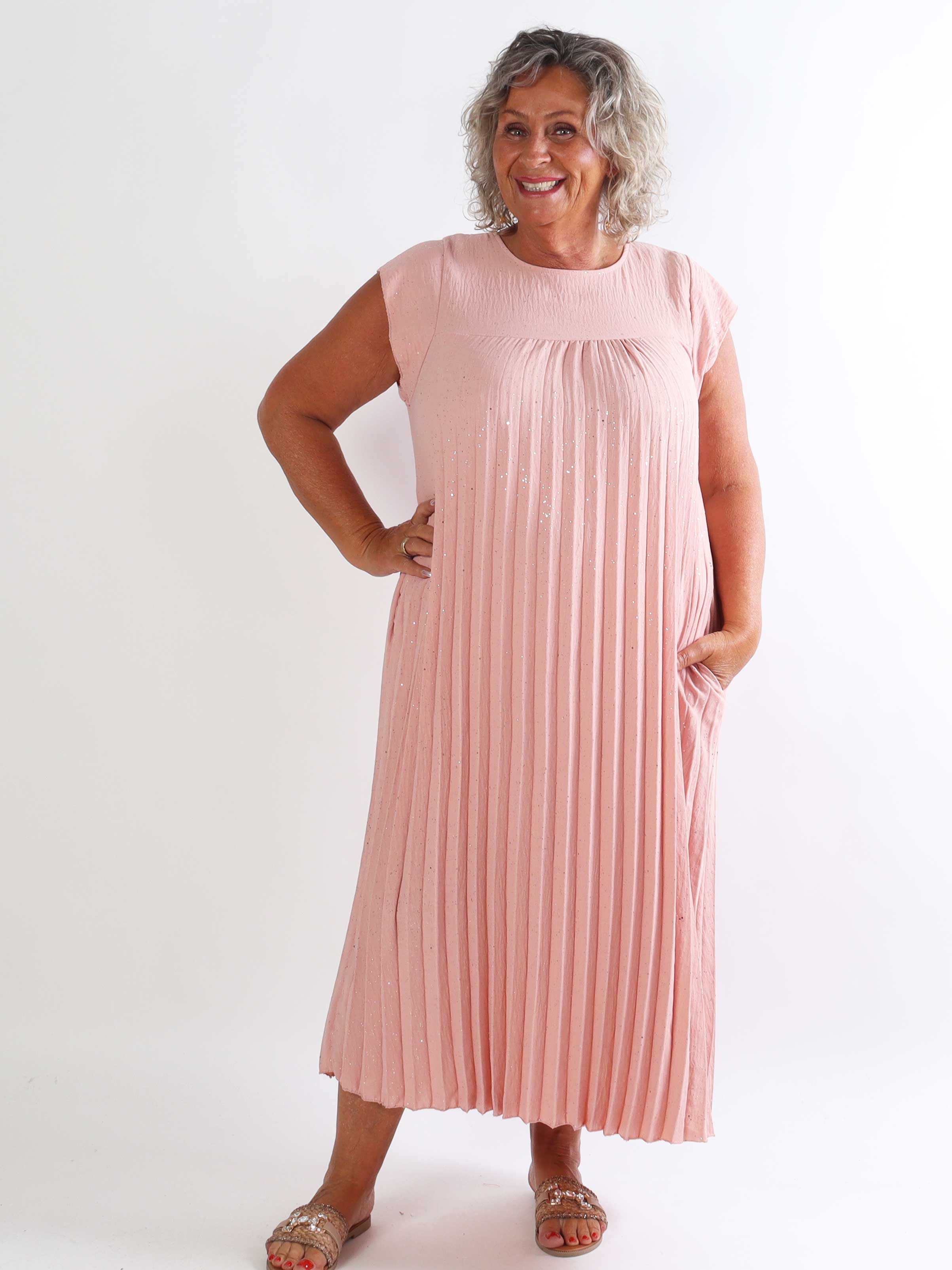 Nancy Glitter - Lang plus size kjole med plisseringer og lommer